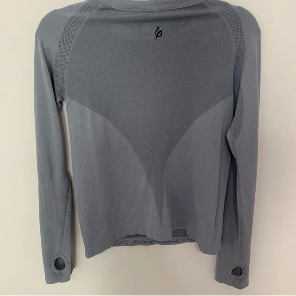 P'Tula  Re Energize Seamless Long Sleeve Grey Tee Shirt Size Medium Soft Grey - Picture 7 of 7